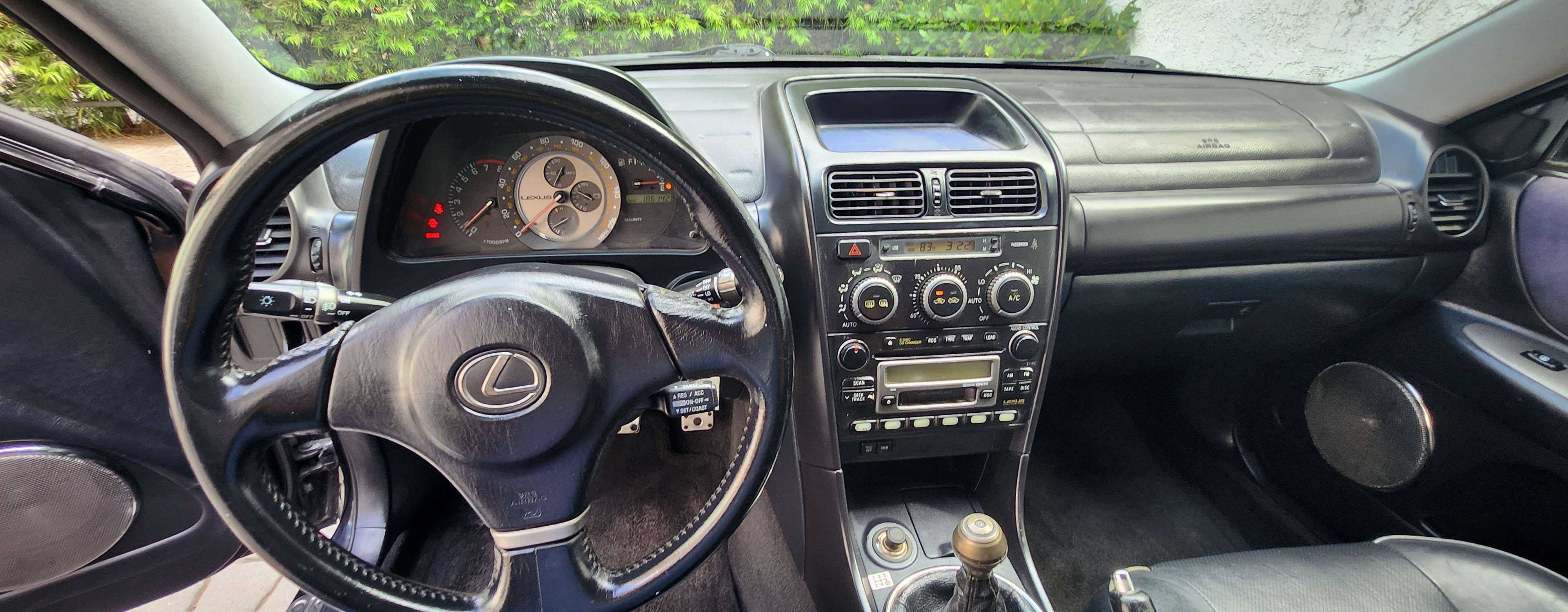 Lexus IS 300 Image 16